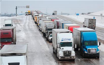 Der Wintersturm Uri hat Texas historisch kaltes Wetter und Stromausfälle beschert, da die Stürme mit einer Mischung aus eisigen Temperaturen und Niederschlägen über 26 Staaten hinweggefegt sind
