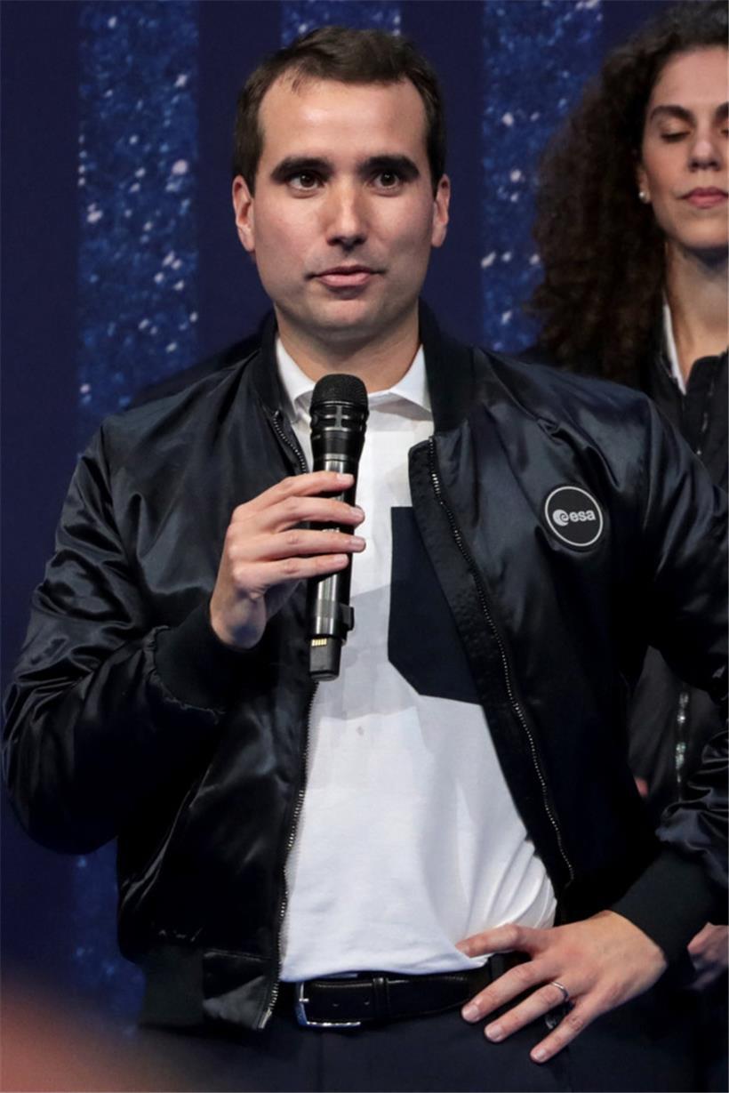 Der Wissenschaftler fliegt leidenschaftlich gerne Heißluftballons und treibt viel Sport. Mit seiner Frau ist er 2017 von Singapur nach Belgien geradelt.
