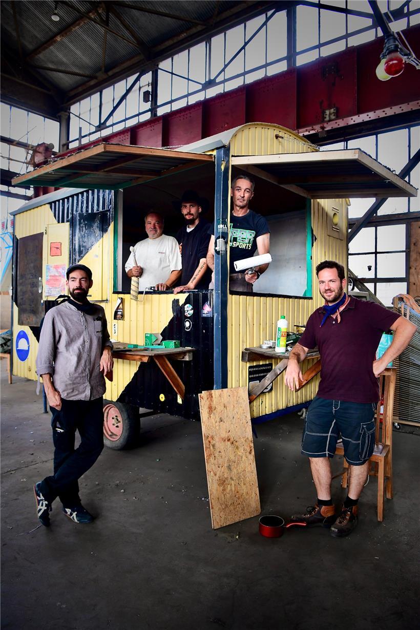Der „Won“ wird gerade zu einer Küche umgebaut, damit es auf der späteren Baustelle auch etwas zu essen gibt (links Serge Ecker, rechts Misch Feinen)

