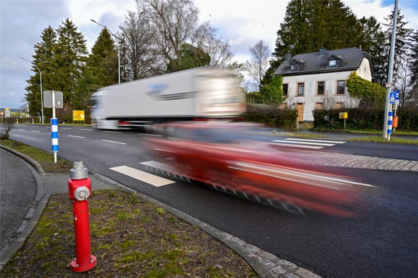 Der Zebrastreifen an der N7 beim Knauf-Shoppingcenter im Ortsteil „Schmiede“ von Huldingen
