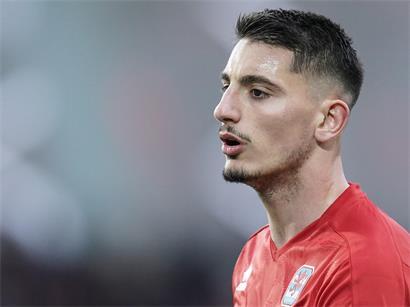 Zentralverteidiger im Fußballspiel der Serie B verteidigt entschlossen auf dem Spielfeld