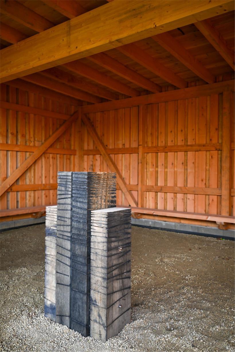 Der Zeremonienplatz ist überdacht und im gleichen Stil wie die Stele gehalten