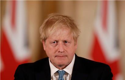 Der Zustand des mit dem Coronavirus infizierten britischen Premierministers Boris Johnson hat sich verschlechtert. Er sei auf eine Intensivstation gebracht worden, bestätigte eine Regierungssprecherin am Montagabend der Deutschen Pesse-Agentur in London.

