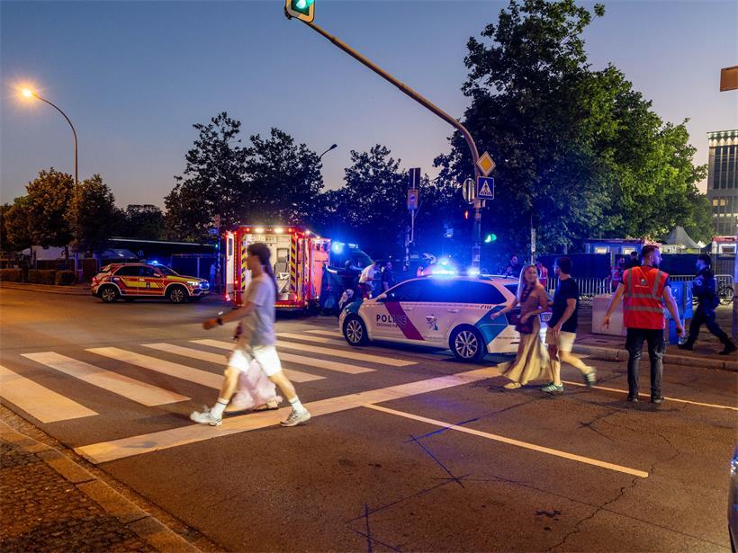 Eine Person wurde bei einem Messerangriff lebensbedrohlich am Hals verletzt