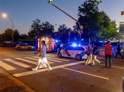 Eine Person wurde bei einem Messerangriff lebensbedrohlich am Hals verletzt