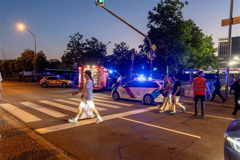 Eine Person wurde bei einem Messerangriff lebensbedrohlich am Hals verletzt