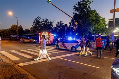 Eine Person wurde bei einem Messerangriff lebensbedrohlich am Hals verletzt