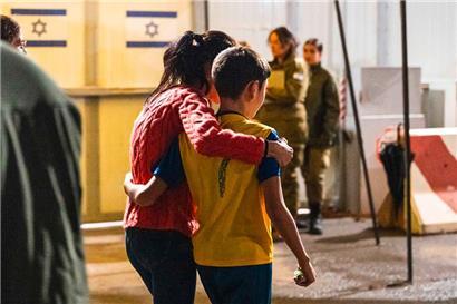 Der Zwölfjährige Eitan Yahalomi wurde am Montag von der Hamas freigelassen. Seine Mutter nahm ihn in Empfang.
