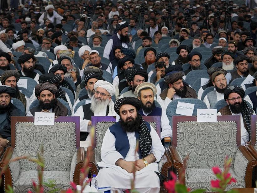 Der afghanische Außenminister Amir Khan Muttaki (M) sitzt auf seinem Platz, während sich Taliban-Delegierte aus dem ganzen Land in der Loya-Jirga-Halle zu einer Sitzung versammeln, mit der die Feierlichkeiten zum fünften Jahrestag des US-Abzugs und der Rückkehr der Taliban an die Macht eröffnet werden