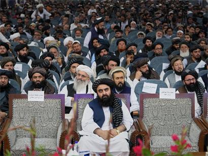 Der afghanische Außenminister Amir Khan Muttaki (M) sitzt auf seinem Platz, während sich Taliban-Delegierte aus dem ganzen Land in der Loya-Jirga-Halle zu einer Sitzung versammeln, mit der die Feierlichkeiten zum fünften Jahrestag des US-Abzugs und der Rückkehr der Taliban an die Macht eröffnet werden