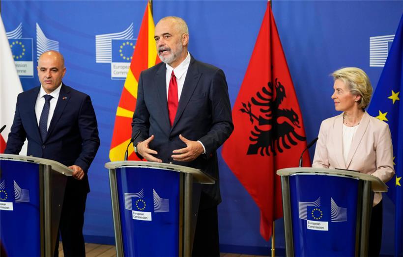 Der albanische Regierungschef Edi Rama (M.) spricht bei einer Pressekonferenz am EU-Hauptsitz in Brüssel neben Dimitar Kovacevski (l.), Ministerpräsident von Nordmazedonien, und der EU-Kommissionspräsidentin Ursula von der Leyen

