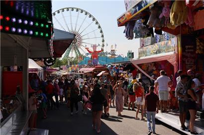 Der alljährliche Rundgang über Luxemburgs größten Jahrmarkt ist für viele Einwohner Tradition
