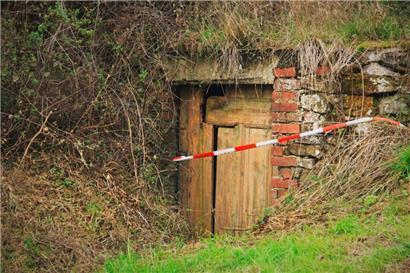 Der alte Keller am Straßenrand bei Üttfeld-Deisterbach. Hinter dieser Tür fanden Anwohner die skelettierte Leiche.
