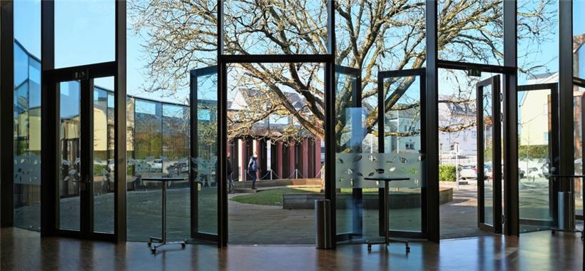 Der alte Nussbaum gibt dem Kulturzentrum in Bergem den Namen: „Beim Nëssert“. Gegenüber soll ein neuer Ortskern entstehen. 
