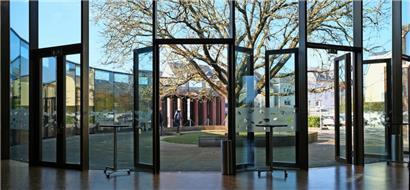 Der alte Nussbaum gibt dem Kulturzentrum in Bergem den Namen: „Beim Nëssert“. Gegenüber soll ein neuer Ortskern entstehen. 
