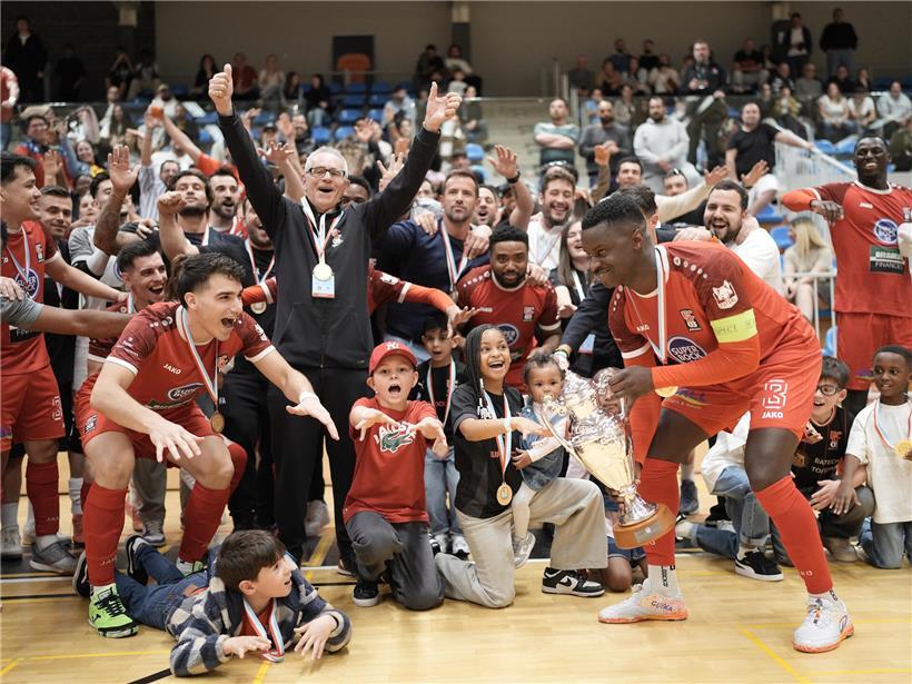 FC Déifferdeng 03 als alter und neuer Pokalsieger mit Pokal und jubelnden Spielern auf dem Spielfeld