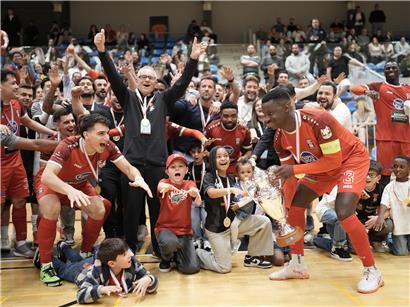 FC Déifferdeng 03 als alter und neuer Pokalsieger mit Pokal und jubelnden Spielern auf dem Spielfeld