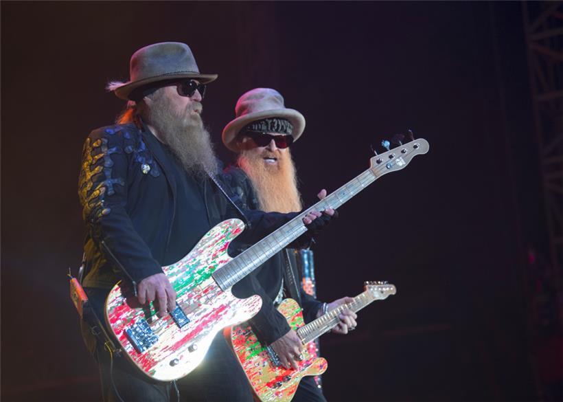 Der am 28. Juli 2021 verstorbene Dusty Hill (l.) und Billy Gibbons (r.) bei einem Konzert in der Burg Clam im Jahr 2019. Das neue ZZ-Top-Album „Raw“ soll am Freitag erscheinen. 

