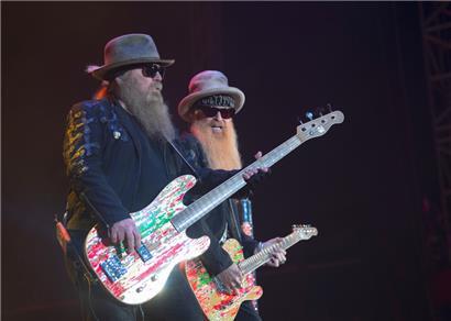 Der am 28. Juli 2021 verstorbene Dusty Hill (l.) und Billy Gibbons (r.) bei einem Konzert in der Burg Clam im Jahr 2019. Das neue ZZ-Top-Album „Raw“ soll am Freitag erscheinen. 
