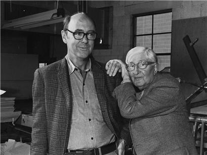 Der amerikanische Grafikdesigner Norman Ives (.) mit Josef Albers (r.) im Jahr 1972