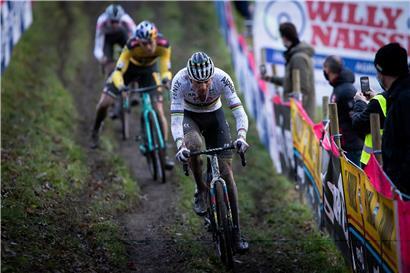 Der amtierende Weltmeister Mathieu van der Poel (vorne) will sich am Sonntag gegen Wout van Aert (hinten) behaupten 
