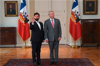 Der amtierende chilenische Präsident Gabriel Boric (links) zeigt seinem designierten Nachfolger, dem Wahlsieger José Antonio Kast, wo es im Präsidentenpalast „La Moneda“ langgeht. Kast schaut, von ihm aus betrachtet, nach links – aber eine ausgeprägte Rechts-links-Schwäche ist bei ihm nicht bekannt

