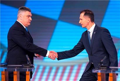 Der amtierende kroatische Präsident Zoran Milanovic (l.) und sein Herausforderer von der konservativen HDZ, Dragan Primorac, begrüßen sich vor einer TV-Debatte
