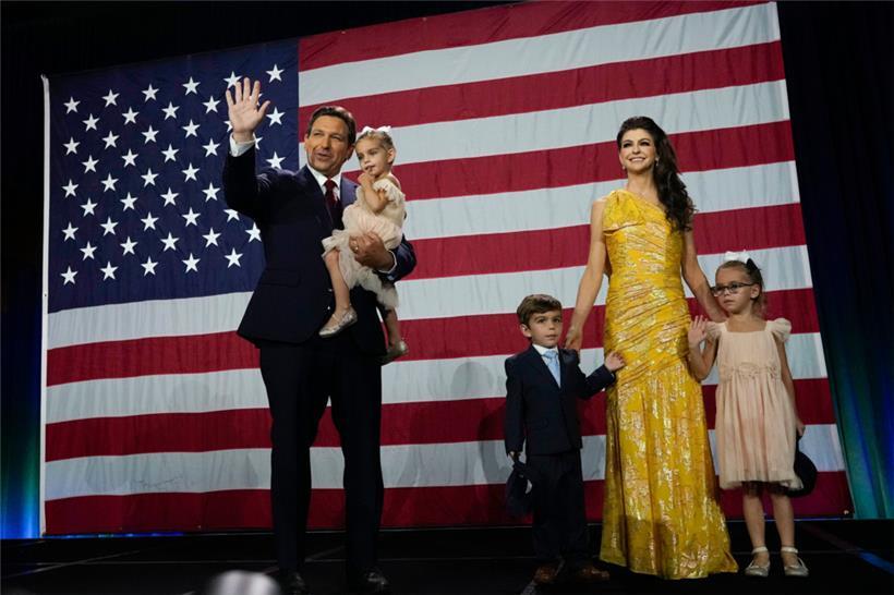 Der amtierende republikanische Gouverneur von Florida, Ron DeSantis (l), seine Frau Casey (2.v.r) und ihre Kinder auf der Bühne, bedanken sich bei den Wählern, nachdem sie das Rennen um seine Wiederwahl gewonnen haben
