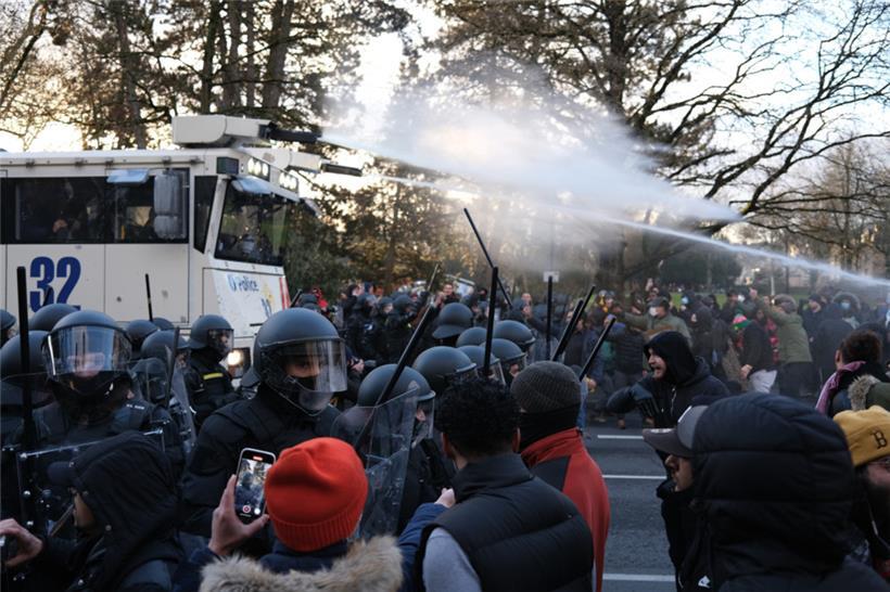 Der angeforderte belgische Polizei-Wasserwerfer im Einsatz bei der Demo am 11. Dezember

