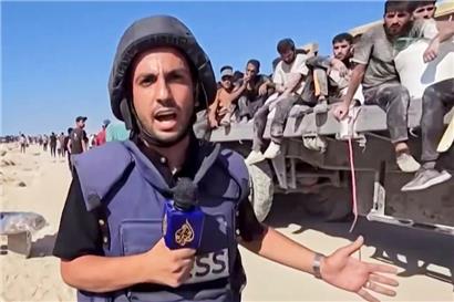 Der arabischsprachige Gaza-Korrespondent Anas al-Scharif berichtet vor der Kamera . Al-Scharif und vier weitere Mitarbeiter von Al-Dschasira wurden am Sonntag kurz vor Mitternacht durch einen israelischen Drohnenangriff auf ihr Zelt in Gaza-Stadt getötet
