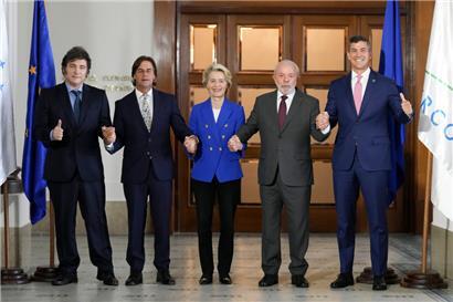 Der argentinische Präsident Javier Milei (l-r), der uruguayische Präsident Luis Lacalle Pou, die Präsidentin der Europäischen Kommission Ursula von der Leyen, der brasilianische Präsident Luiz Inacio Lula da Silva und der paraguayische Präsident Santiago Pena posieren für ein Foto während des Mercosur-Gipfels
