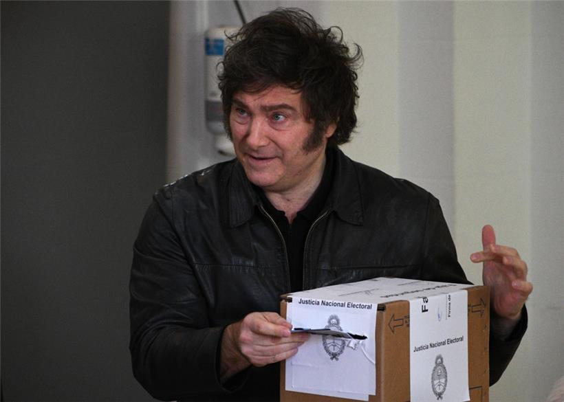 Der argentinische Präsident Javier Milei nimmt an den Parlamentswahlen in der Universidad Tecnológica Nacional teil
