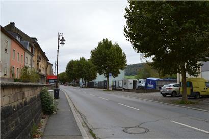 Der aus Richtung Fridhaff kommende Verkehr soll durch einen Tunnel unter dem Herrenberg hindurch bis zur rue Clairefontaine geführt werden. Dieser Tunnel endet dort, wo sich heute die Lager- und Verkaufsstätten des Getränkehändlers Clausse befinden. 
