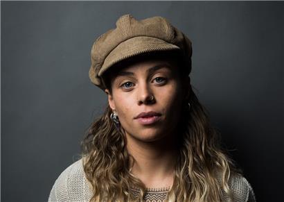 Der australische Indiepop-Star Tash Sultana
