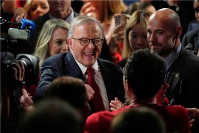 Der australische Premierminister Anthony Albanese freut sich, als er nach dem Wahlsieg bei den Parlamentswahlen mit Parteianhängern zusammenkommt
