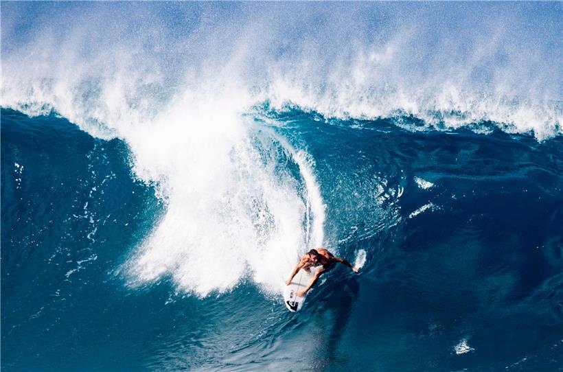 Der australische Surfer Mikey Wright beherrscht das raue Meer auch ohne sein Brett
