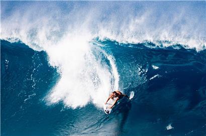Der australische Surfer Mikey Wright beherrscht das raue Meer auch ohne sein Brett
