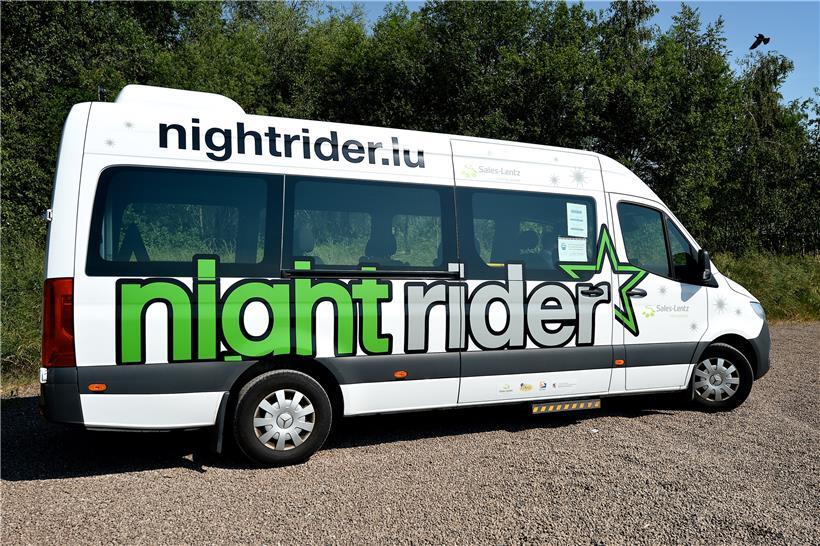 Der bekannte Minibus bringt Feierwütige sicher nach Hause.
