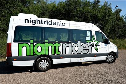 Der bekannte Minibus bringt Feierwütige sicher nach Hause.
