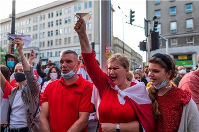 Der belarussische KGB schaut zu: Proteste gegen Lukaschenko in Warschau

