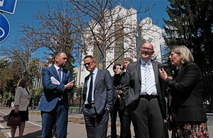 Der belgische Außenminister Maxime Prévot, Luxemburgs Chefdiplomat Xavier Bettel, der Luxemburger Botschafter für Moldau Alain de Muyser und die niederländische Generaldirektorin für europäische Zusammearbeit Heleen Bakker vor dem moldawischen Präsidentenpalast in Chisinau
