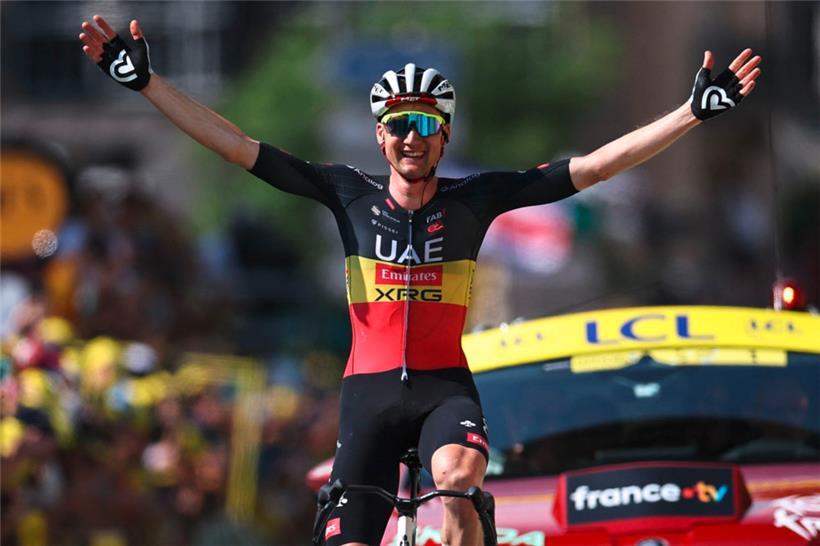 Der belgische Fahrer Tim Wellens vom UAE Team Emirates fährt ins Ziel und gewinnt die 15. Etappe
