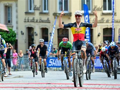 Belgischer Meister Niels Vandeputte jubelt triumphierend am Sonntag im Radrennen in Vianden