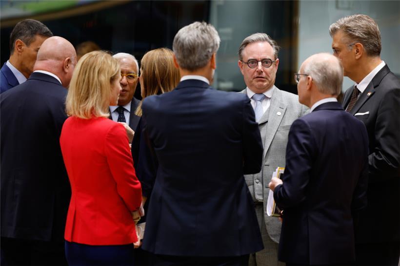 Der belgische Premierminister Bart De Wever (Mitte r) spricht mit Kaja Kallas (3.v.l), Außenbeauftragte der Europäischen Union, und dem niederländischen Ministerpräsidenten Dick Schoof (M) während einer Arbeitssitzung beim EU-Gipfel
