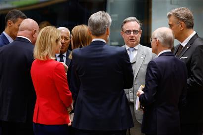 Der belgische Premierminister Bart De Wever (Mitte r) spricht mit Kaja Kallas (3.v.l), Außenbeauftragte der Europäischen Union, und dem niederländischen Ministerpräsidenten Dick Schoof (M) während einer Arbeitssitzung beim EU-Gipfel
