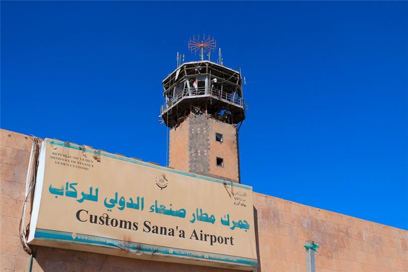 Der beschädigte Kontrollturm des internationalen Flughafens von Sanaa nach den israelischen Luftangriffen
