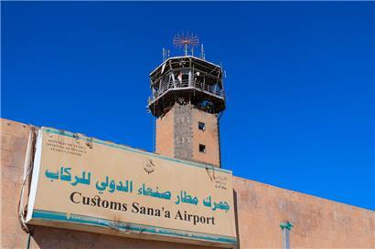 Der beschädigte Kontrollturm des internationalen Flughafens von Sanaa nach den israelischen Luftangriffen
