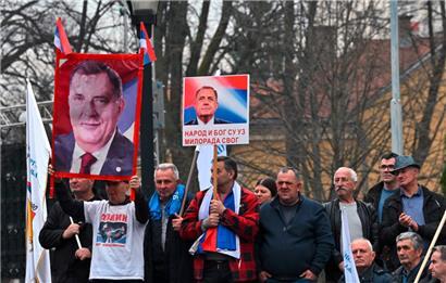 Der bosnische Serbenführer Milorad Dodik wird von seinen Anhängern nach der Urteilsverkündung in Banja Luka gefeiert
