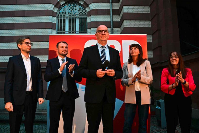 Der brandenburgische Ministerpräsident Dietmar Woidke (M.) dürfte im Amt bleiben, nachdem er in einer Aufholjagd mit seiner SPD wieder stärkste Kraft in Brandenburg wurde
