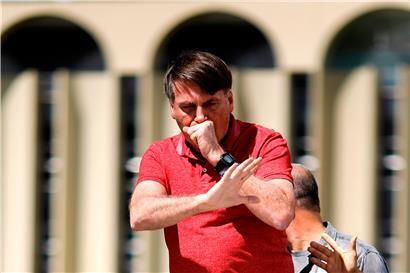 Der brasilianische Präsident hustet in seine Faust – entgegen den Rat der Weltgesundheitsorganisation.

